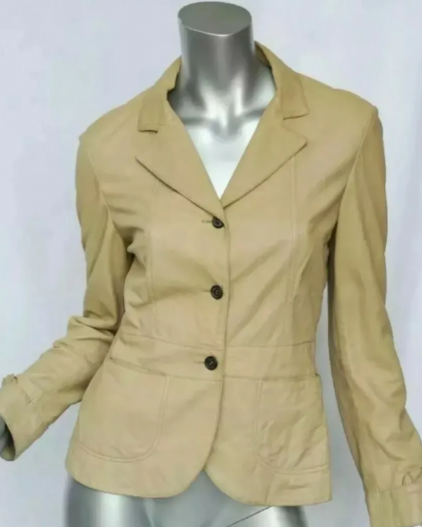 Jaket blazer dengan aksen kerutan